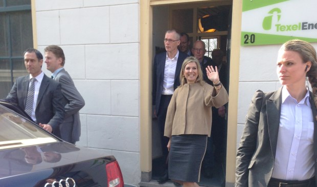 Foto van eerder dit jaar. Koningin Máxima verlaat het kantoor van TexelEnergie. (Foto Jasmijn Schilling) 