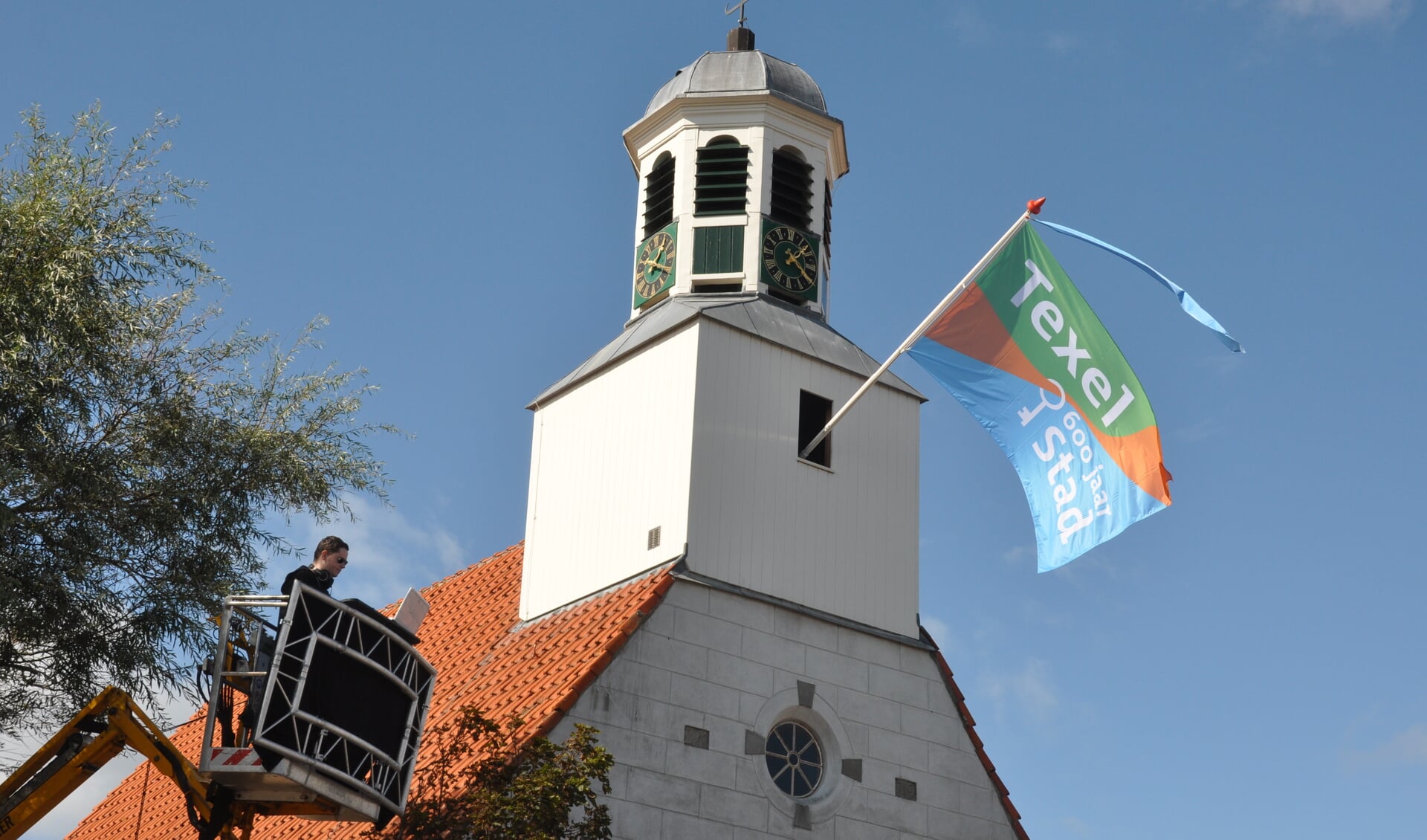 De vlag op het kerkje van De Koog.