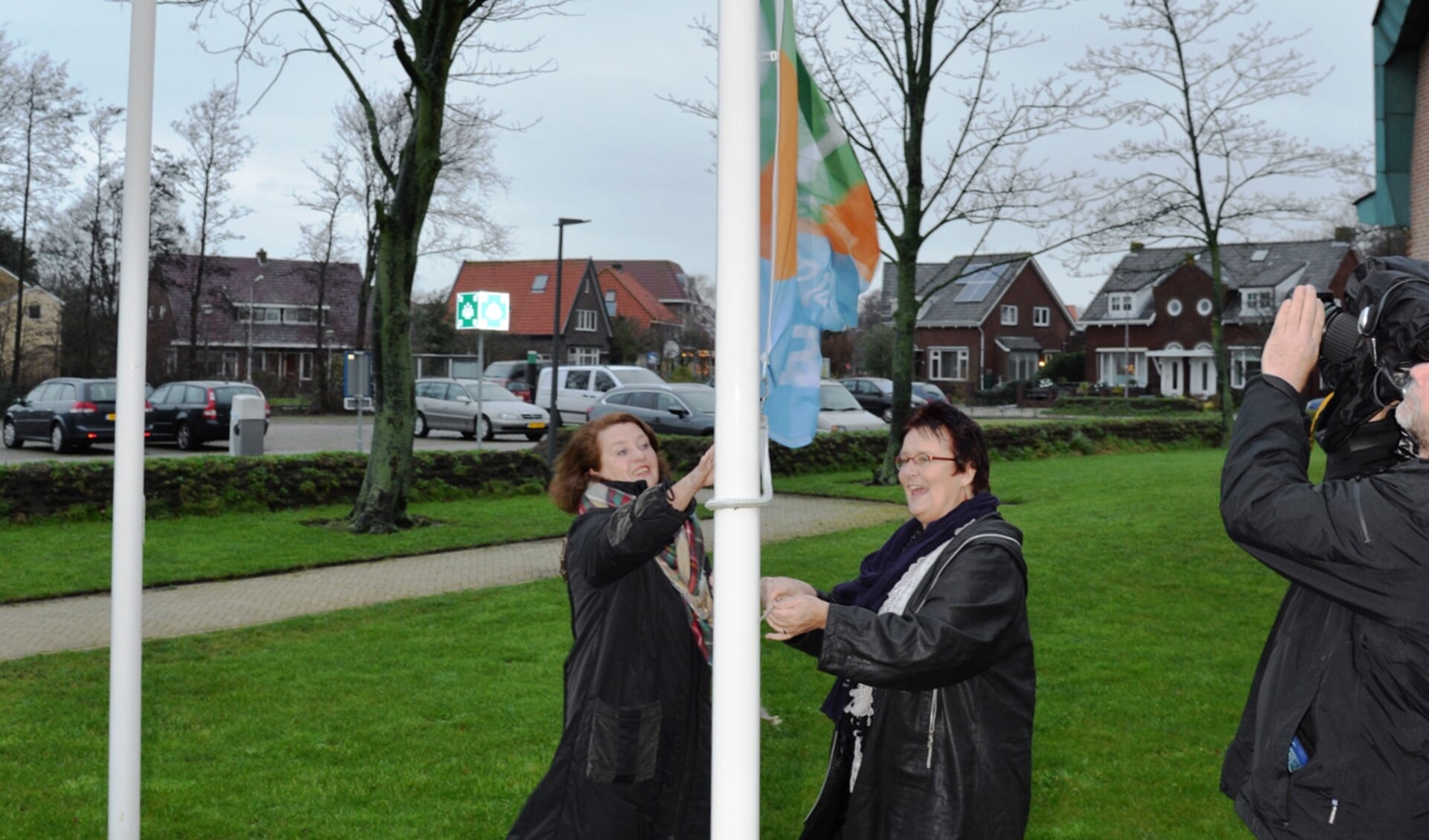 Rinske Kruisinga en Ina Schrama strijken de vlag. (Foto Daan Koopman