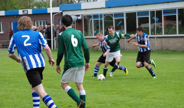 Voetbal op het veld van ZDH. (Archieffoto Willem Sangers) 