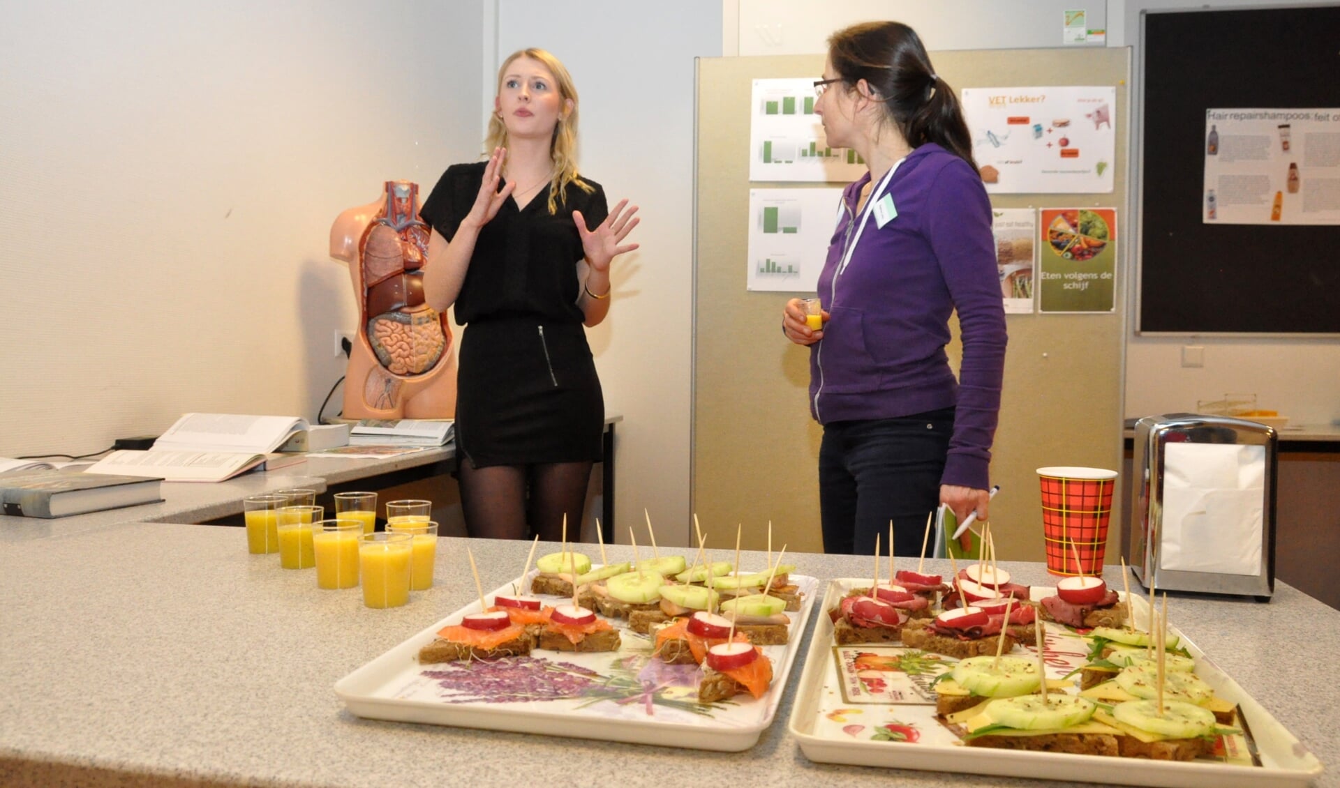 Maaike Jansen (links) tijdens haar presentatie over gezond eten voor leerlingen van de eerste klas uit het voortgezet onderwijs. 