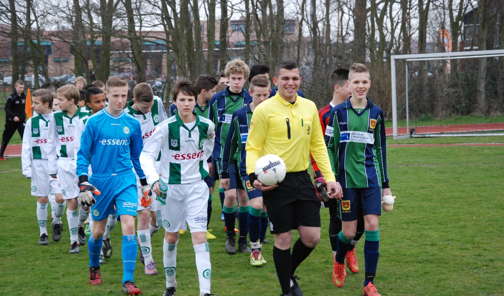Opkomst van de jeugd van FC Groningen en Texel'94. (Foto Willem Sangers)