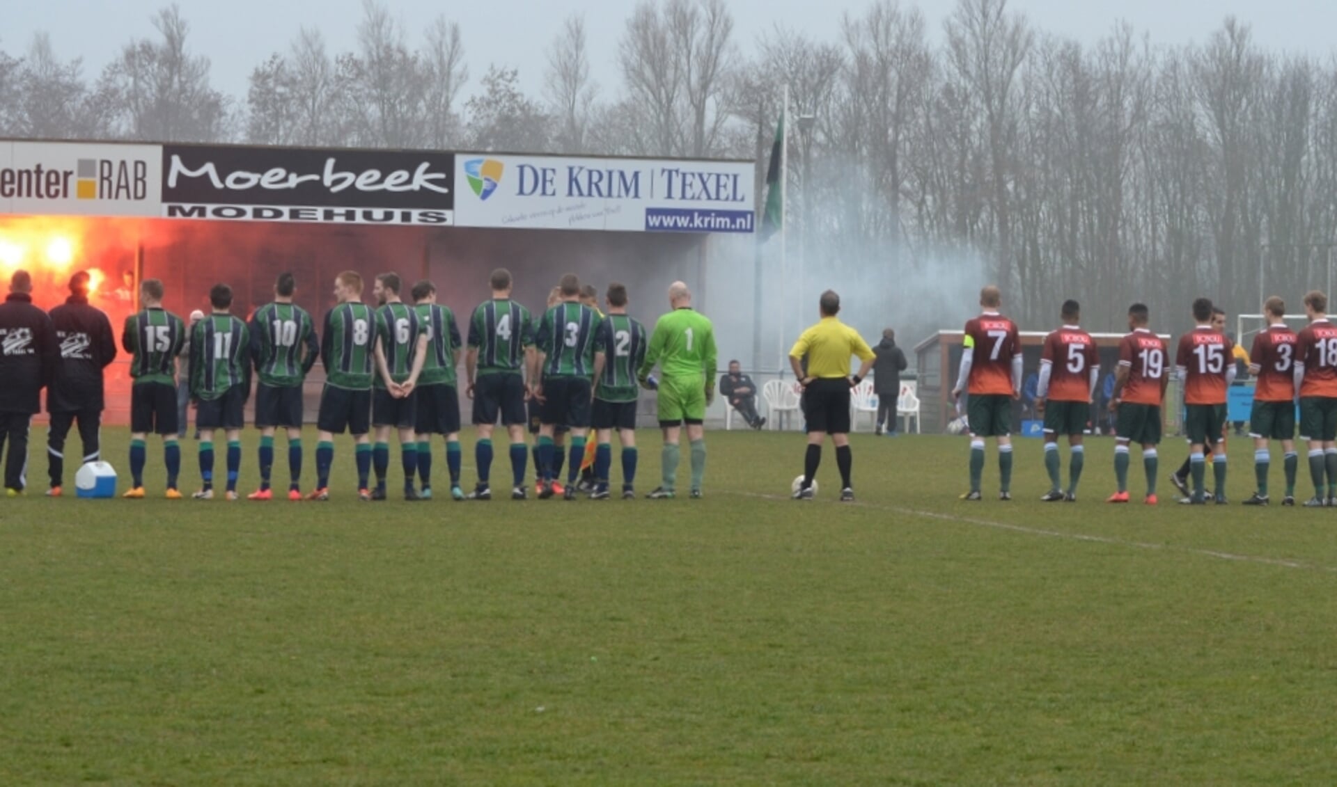 Opkomst spelers tijdens Texel'94 - Spakenburg