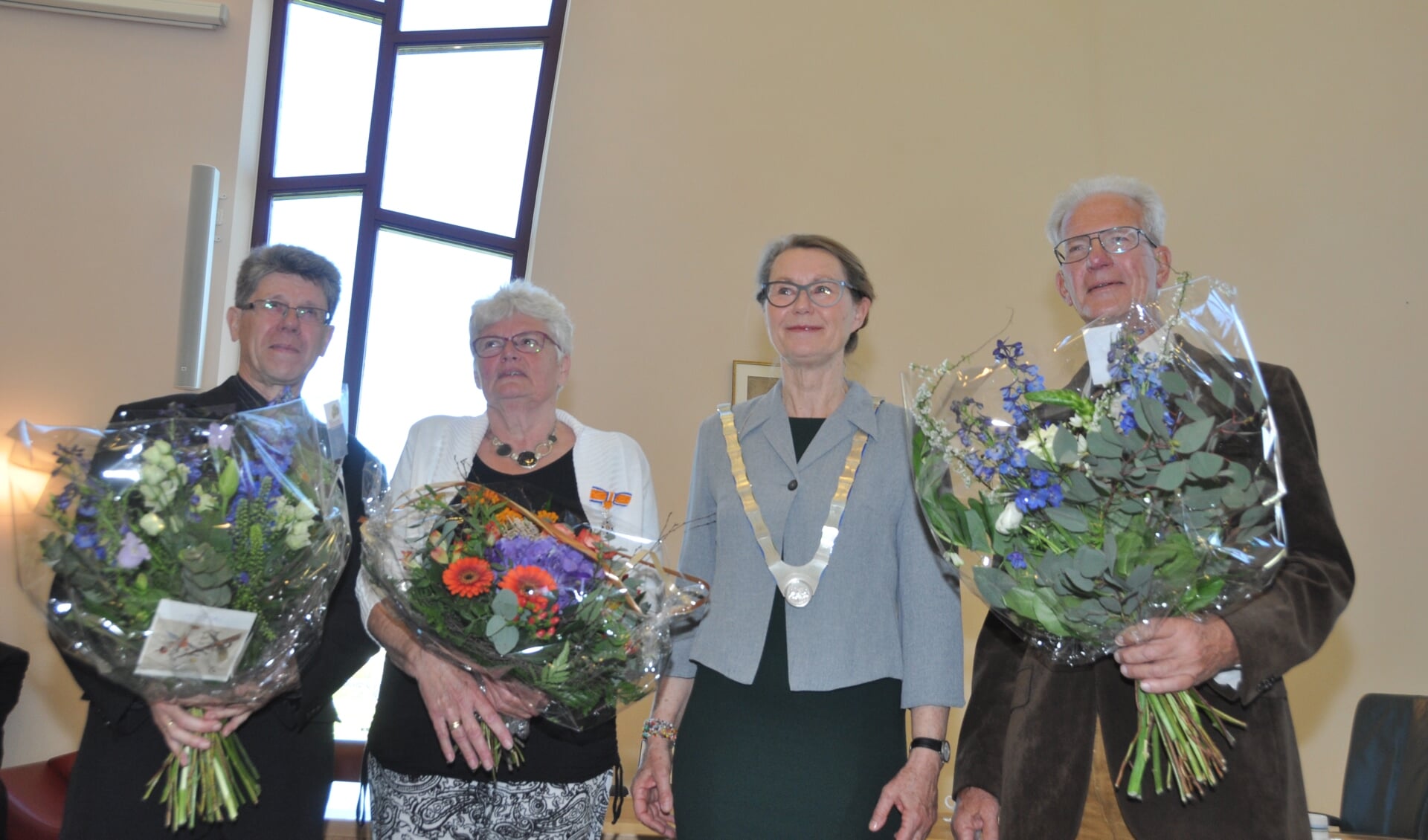 Piet Schneider, Iet de Ruyter, burgemeester Francine Giskes en Gerard van der Kooi.