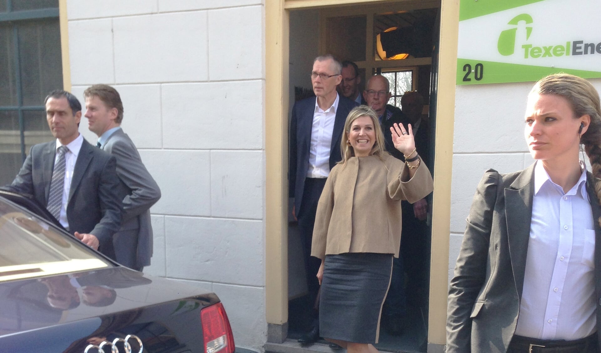 Koningin Máxima verlaat het kantoor van TexelEnergie. (Foto Jasmijn Schilling)