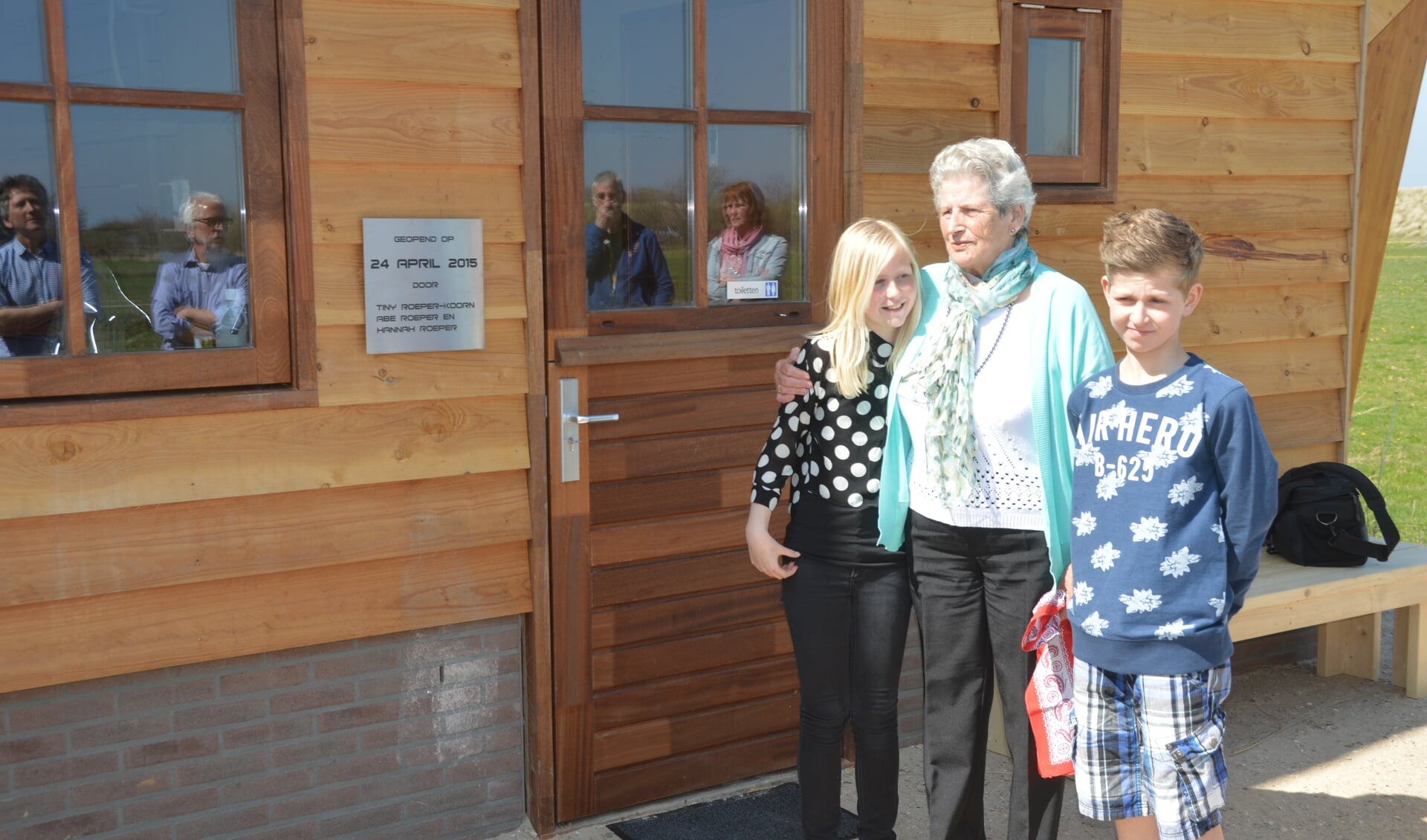 De opening van de stal werd verricht door Tiny Roeper-Koorn en haar kleinkinderen Abe en Hannah.