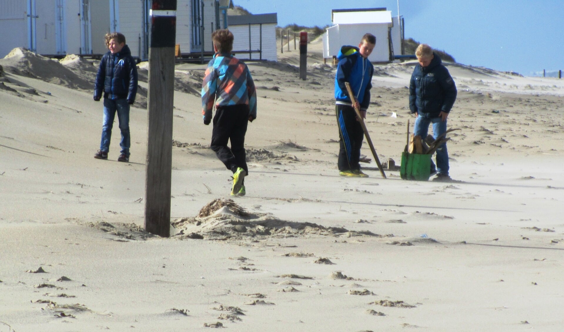 Leerlingen maken het strand schoon.