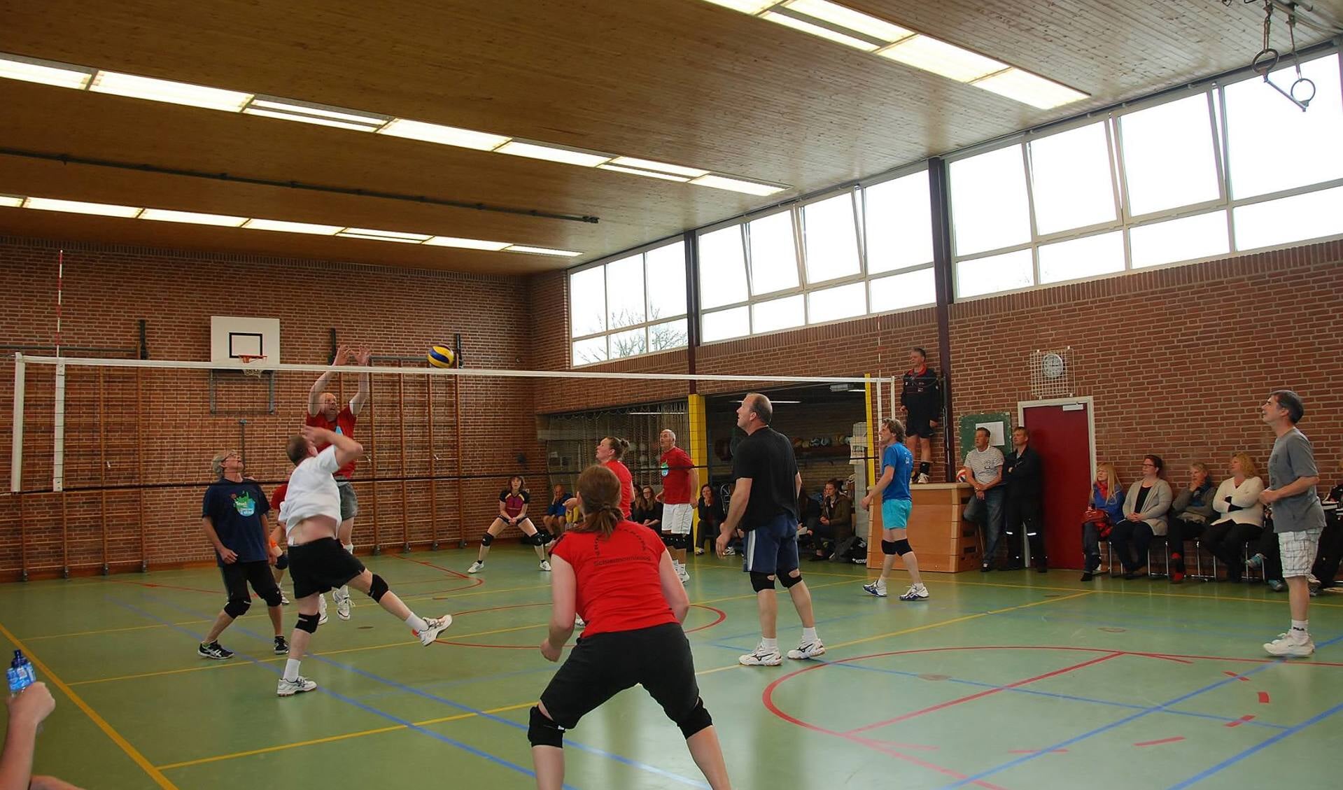 Volleyballers in actie tijdens het Waddentoernooi op Schiermonnikoog. (Foto Facebook Waddentoernooi)