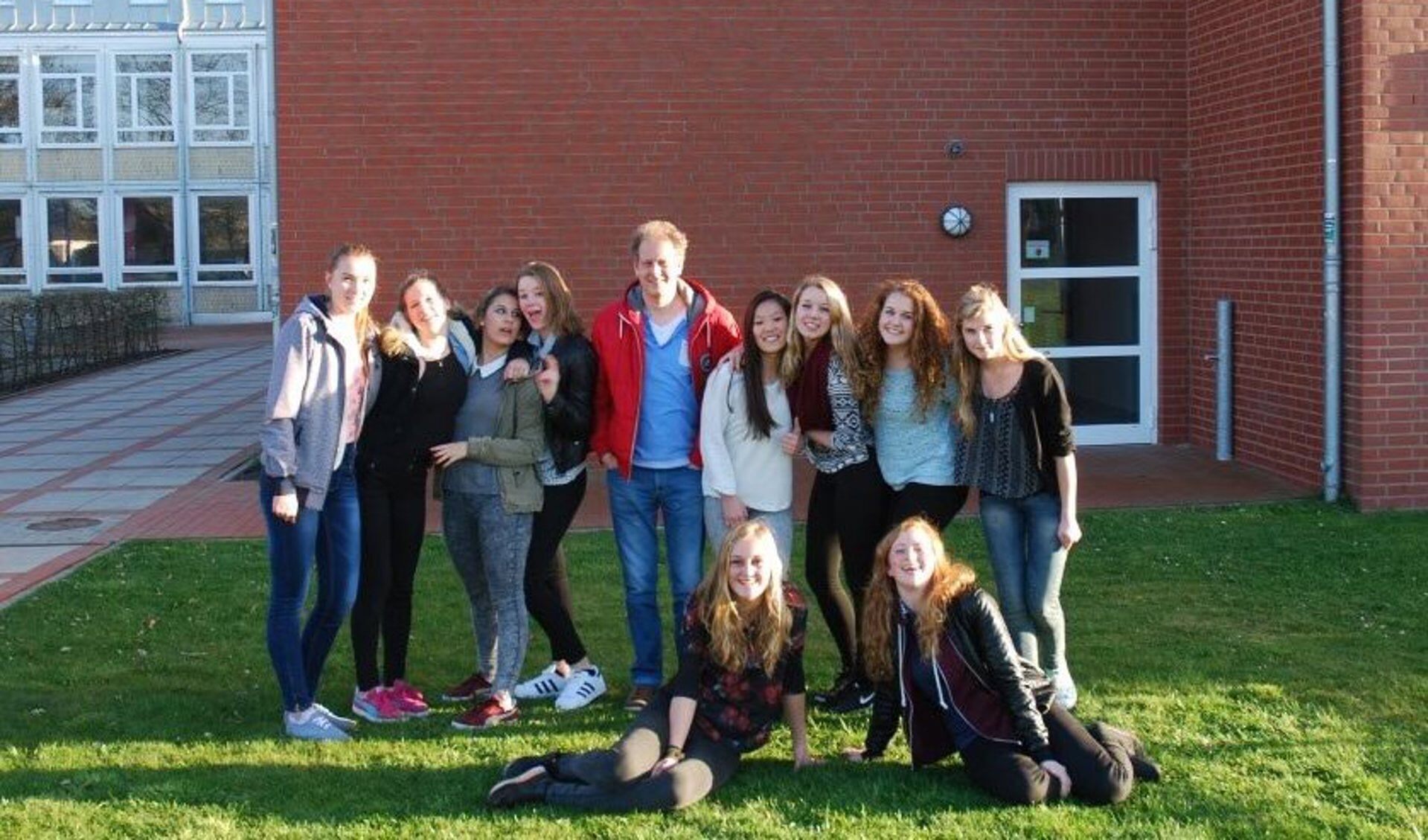 De Texelse leerlingen, met docent Ferry Hoveling, in Duitsland.