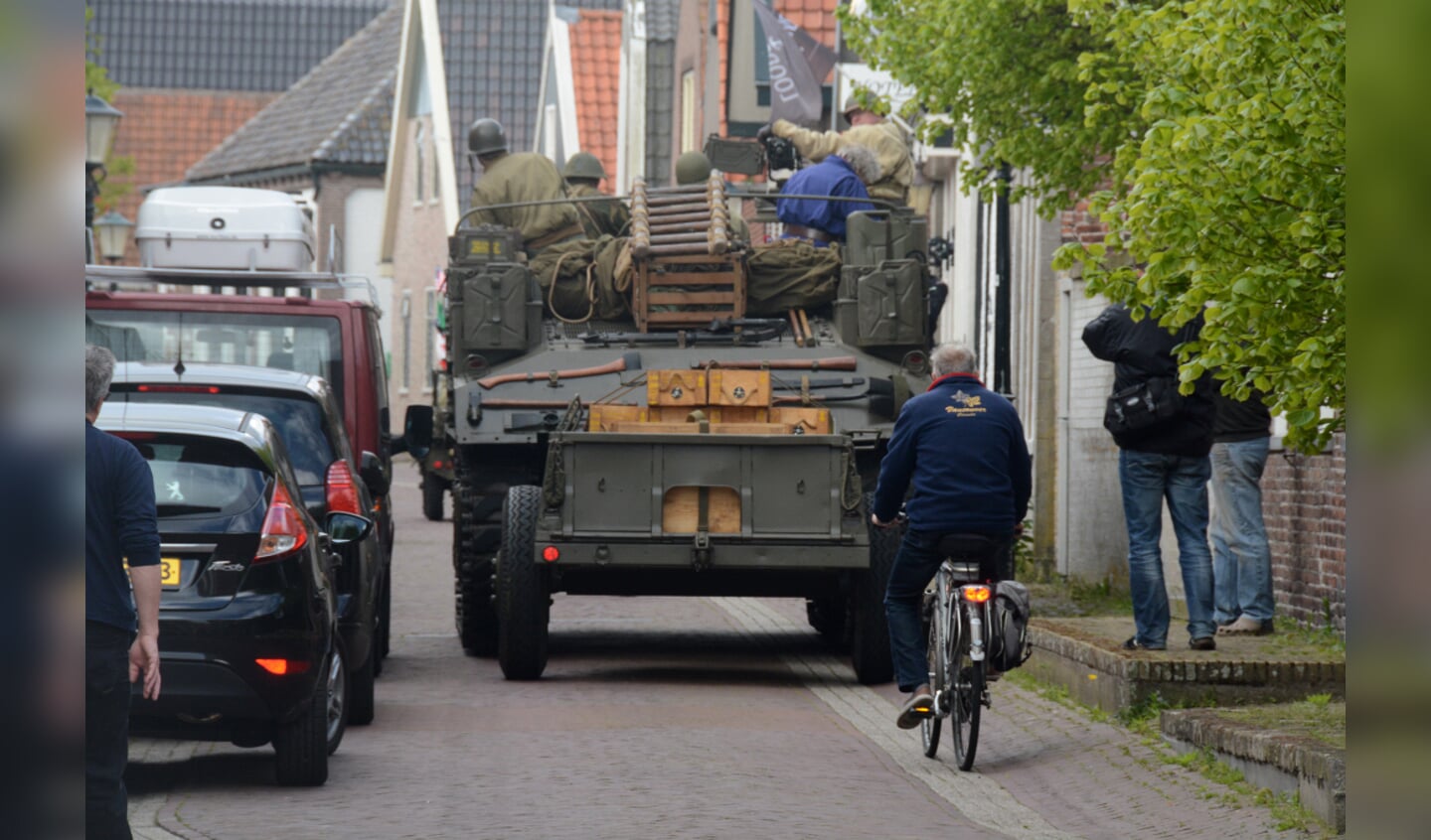 De Sherman Priest tank paste maar met door de Herenstraat in Den Hoorn. (Foto Salko de Wolf) 