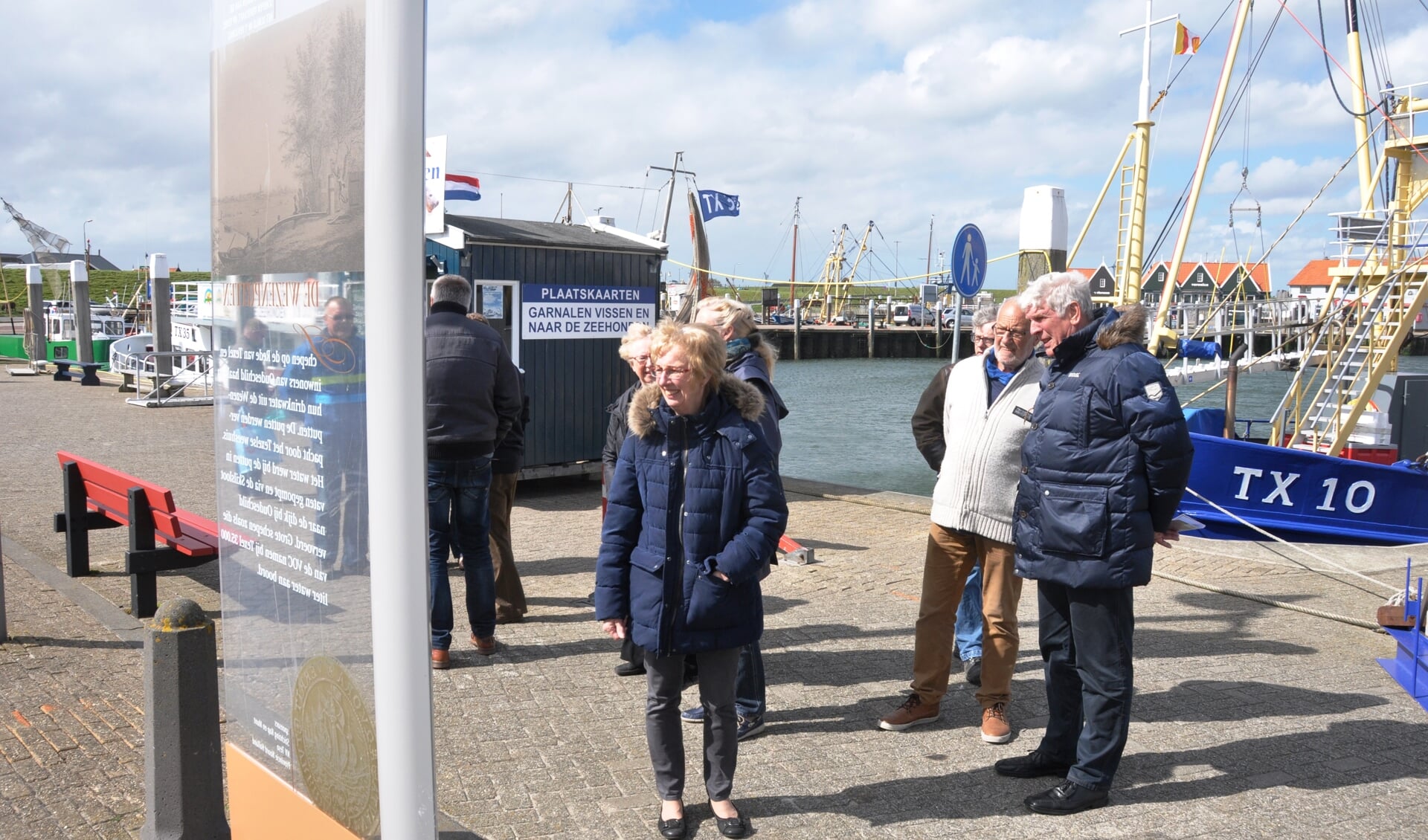 Links één van de geredde VOC-panelen die een nieuwe plek op de haven van Oudeschild hebben gekregen.