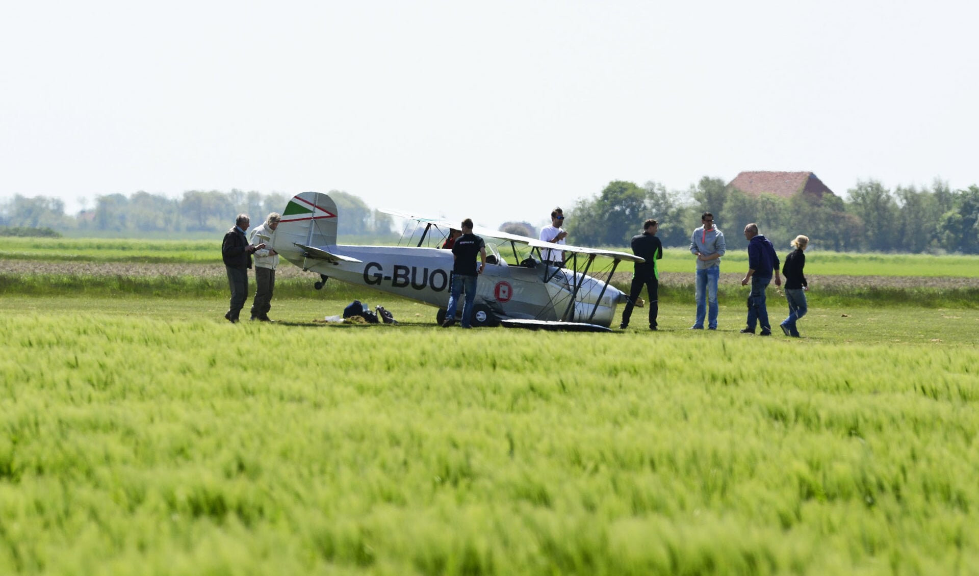Het zwaarbeschadigde sportvliegtuig.
(Foto Marcel Winter/Texelphoto.nl)