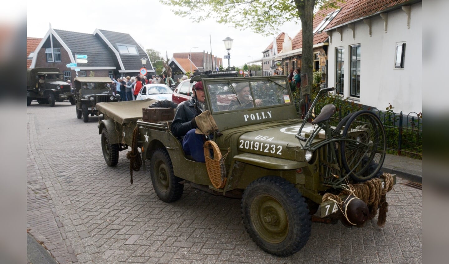 Legervoertuigen doen Den Hoorn aan. (Foto Salko de Wolf)