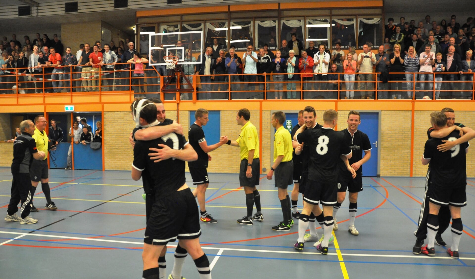 De zaalvoetballers van Texel'94 hebben het voor elkaar. Het team speelt volgend seizoen in de eerste divisie, het op eennahoogste niveau in Nederland op het gebied van zaalvoetbal. Het team promoveerde vrijdagavond door een klinkende 6-2 overwinning op de Ruif uit Tuitjenhorn. Niet eerder speelde een Texels zaalvoetbalteam op zo'n hoog niveau. 