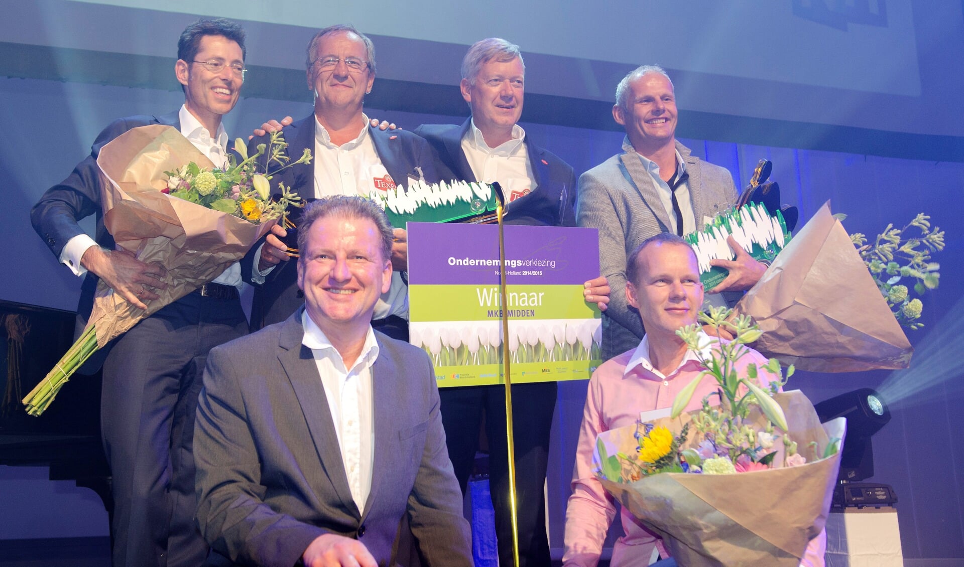 Maurice Diks van de Texelse Bierbrouwerij (staand, tweede van links) te midden van andere prijwinnaars. (Foto John Smit/Videolux)