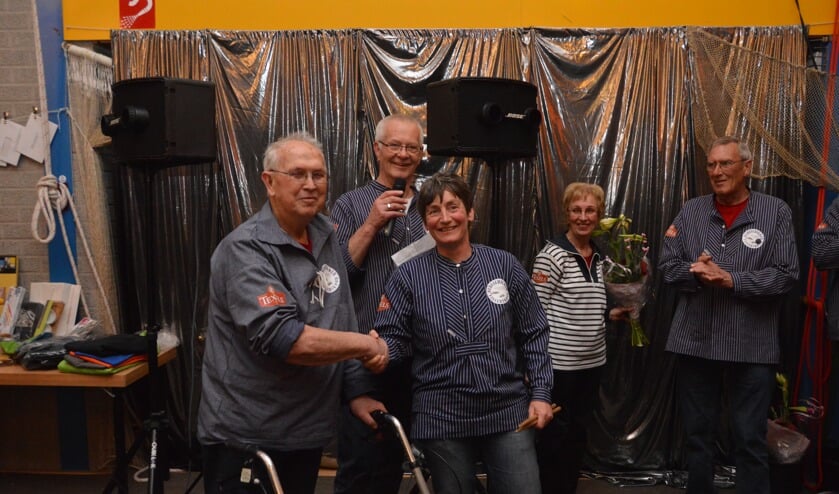 Piet Kingma draagt de drumstokjes symbolisch over aan Nish Barnhard. Kingma blijft wel als reservedrummer actief.