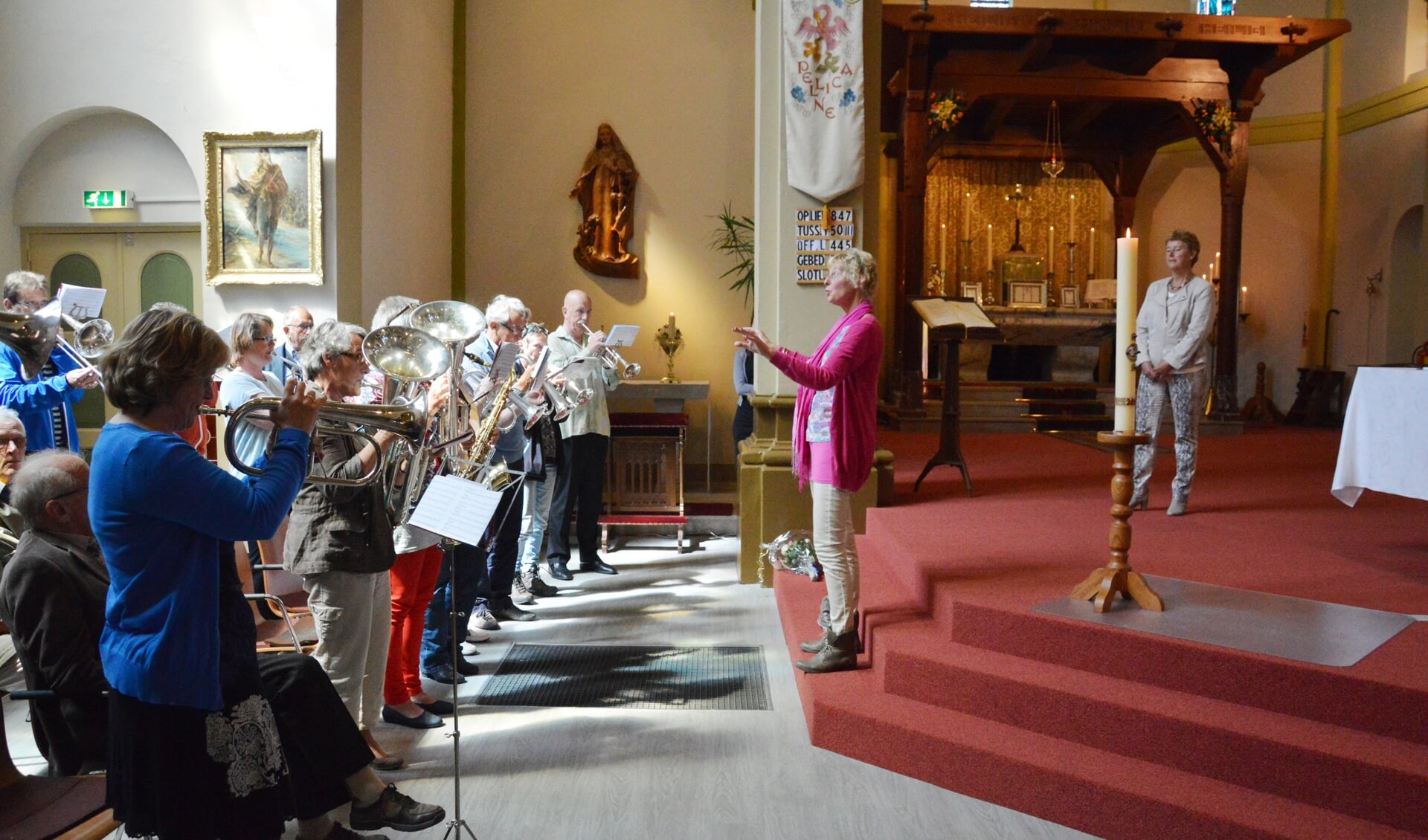Blazers van Excelsior spelen in de rooms katholieke kerk voor orgelspeler Hennie Zoetelief. Daarna brachten ze het 60-jarige bruidspaar Van Heerwaarden een serenade.  