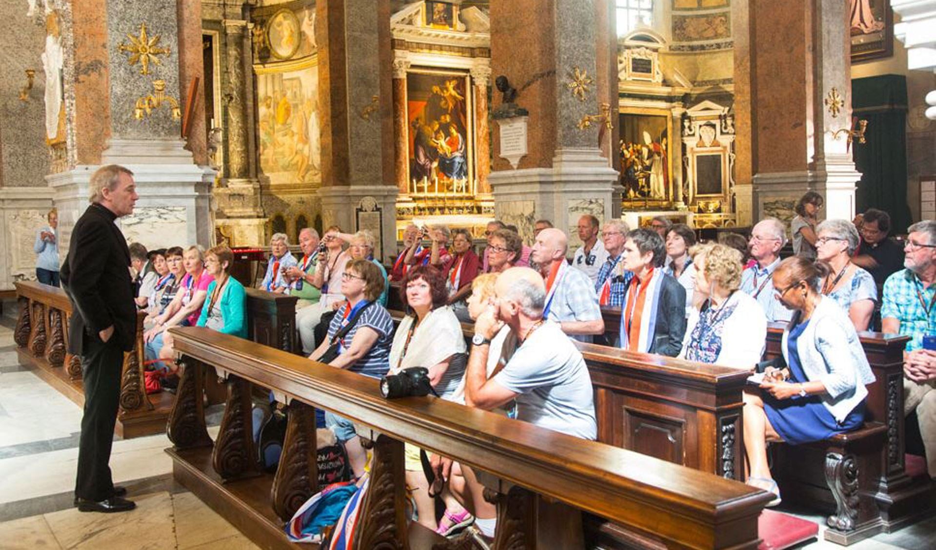 Antoine Bodar ontving een groep bede­vaart­gangers in de Santa Maria del Anima, de kerk in Rome waaraan hij is verbonden.
(Foto website bisdom Haarlem-Amsterdam)