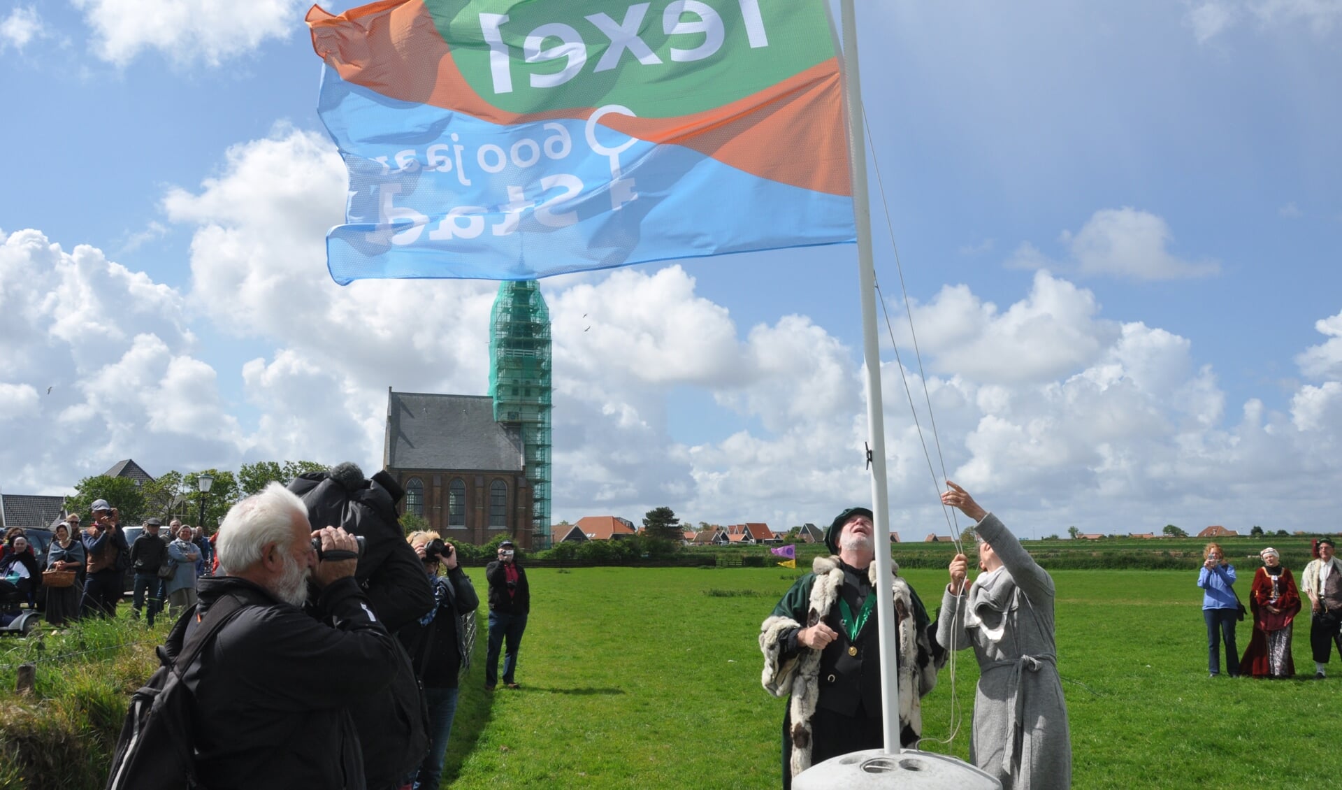 De graaf en de burgemeester hijsen de vlag.