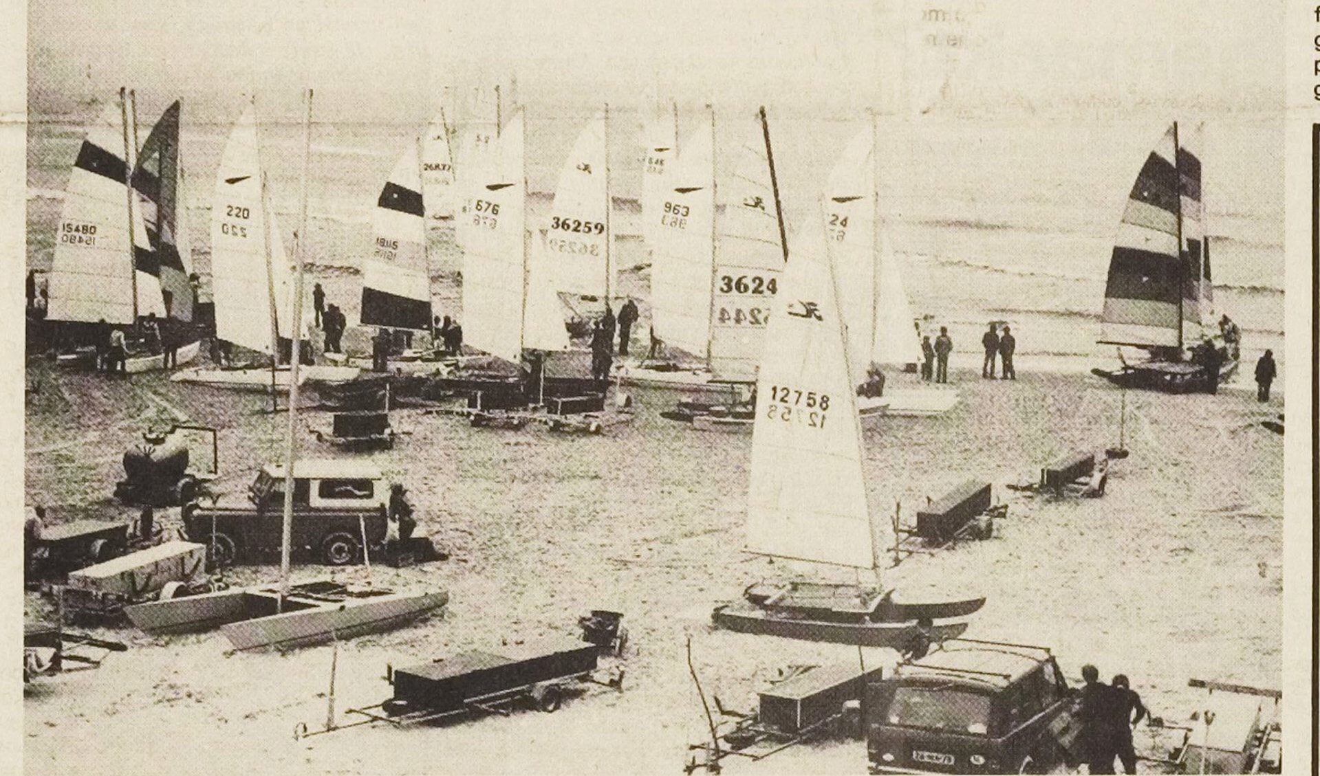 Groot was de drukte op het strand toen daar om kwart over tien zaterdagochtend de 84 catamarans van start gingen.