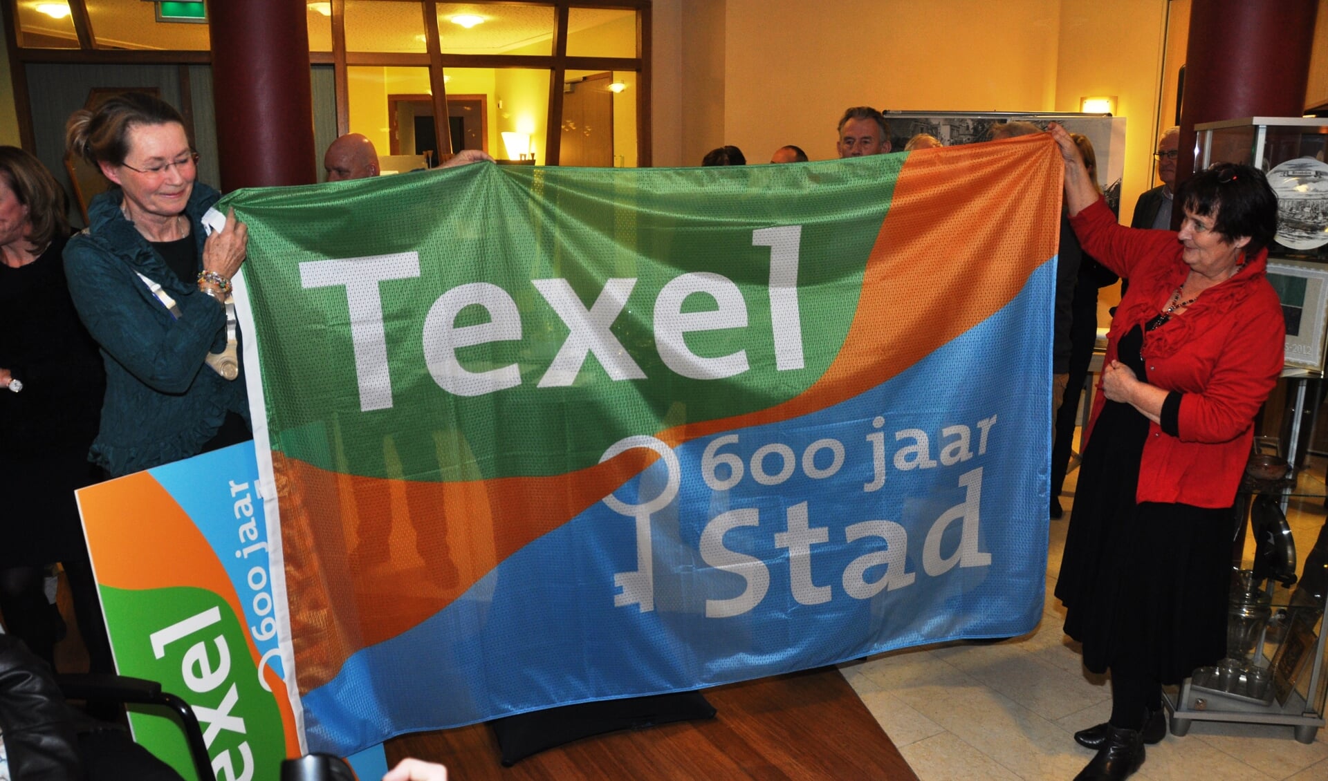 De jubileumvlag gaat van Den Hoorn naar Oudeschild.