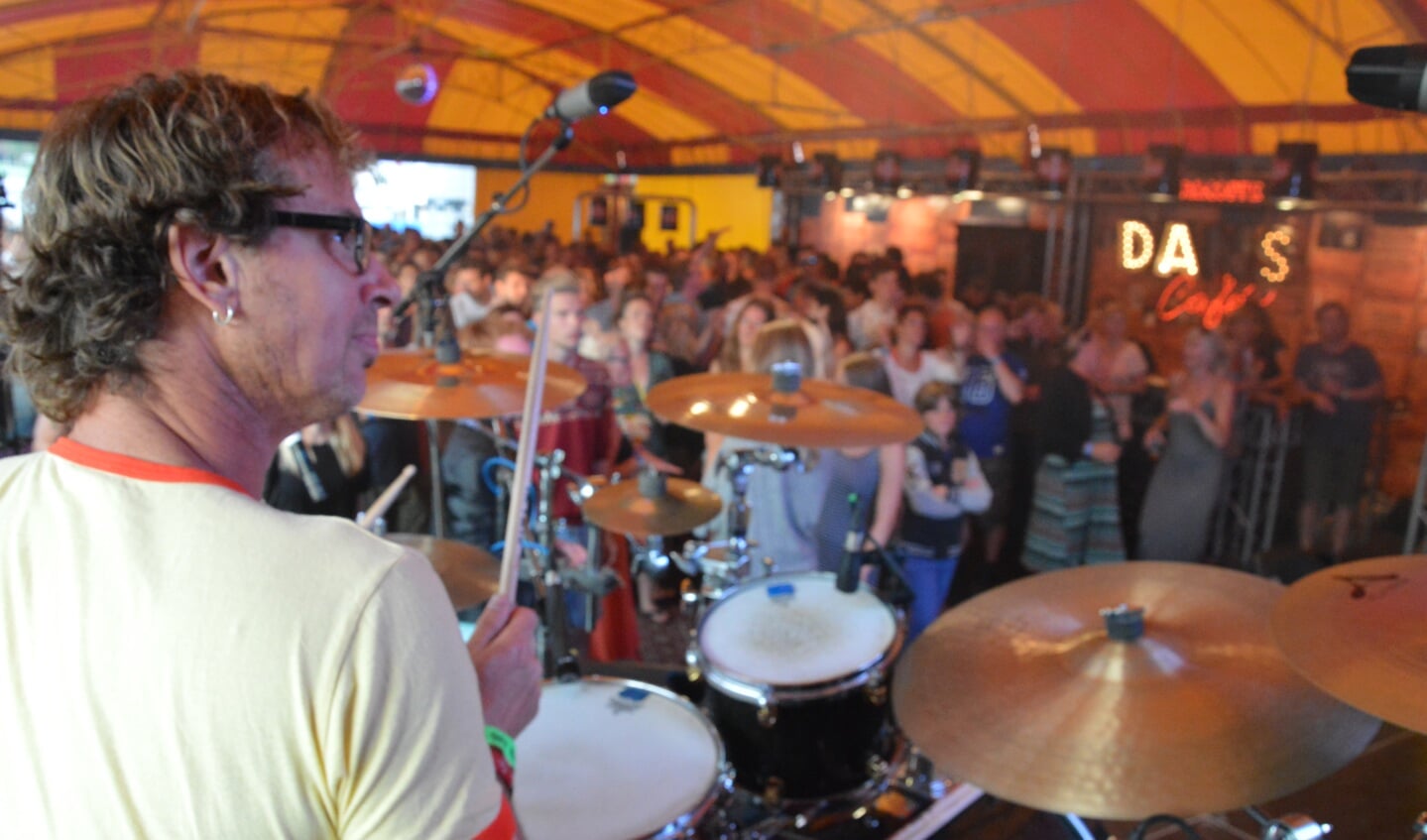 Drummer Marcel Buijsman, samen met DJ Marco van Sambeek, in actie in een bomvol Skuumkoppecafé. 