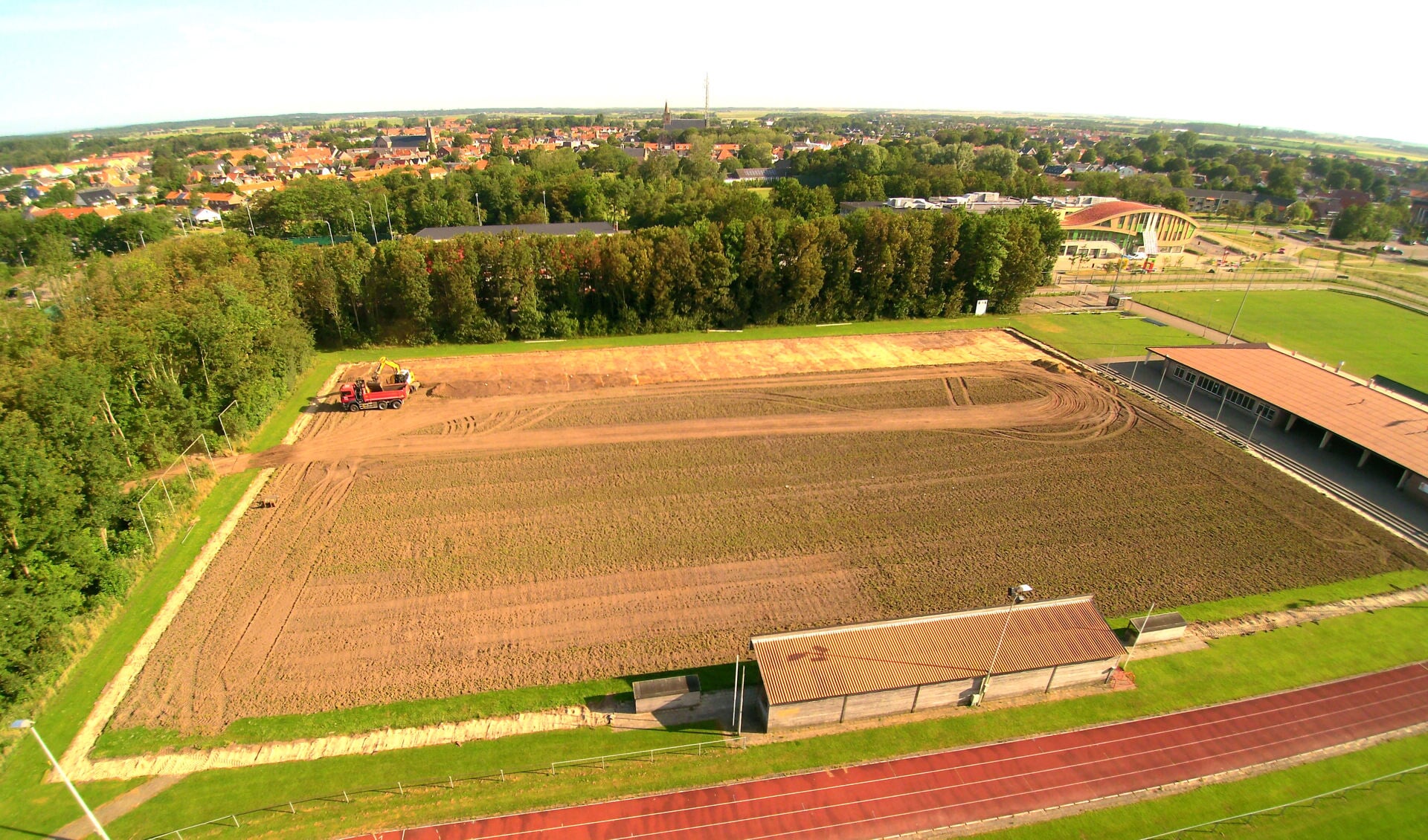 De oude grasmat op het hoofdveld van Texel'94 wordt afgegraven. (Foto Ton Zegers
