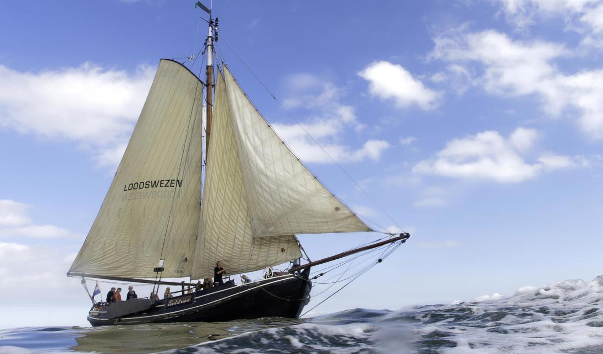 De loodsbotter Texelstroom varend op de Waddenzee