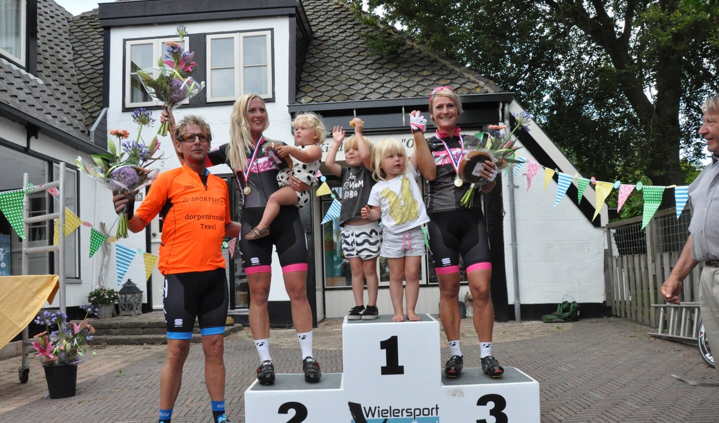 Feest bij de familie  Betsema, met John, Denise en Simone en kinderen en kleinkinderen. (Foto Willem  Sangers)