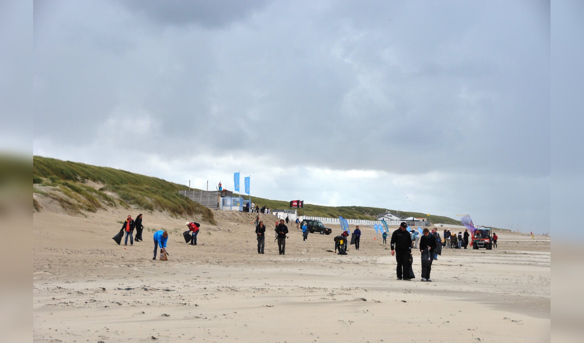 De Beach Cleanup op het Texelse strand in 2014.