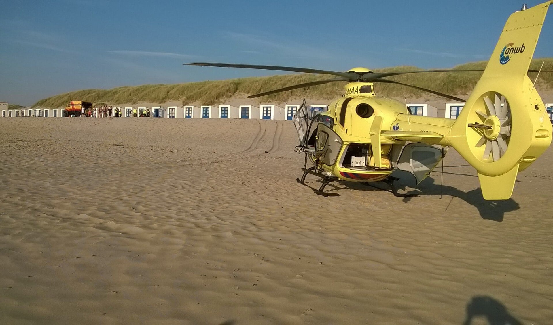 De traumahelikopter op het strand bij paal 15.