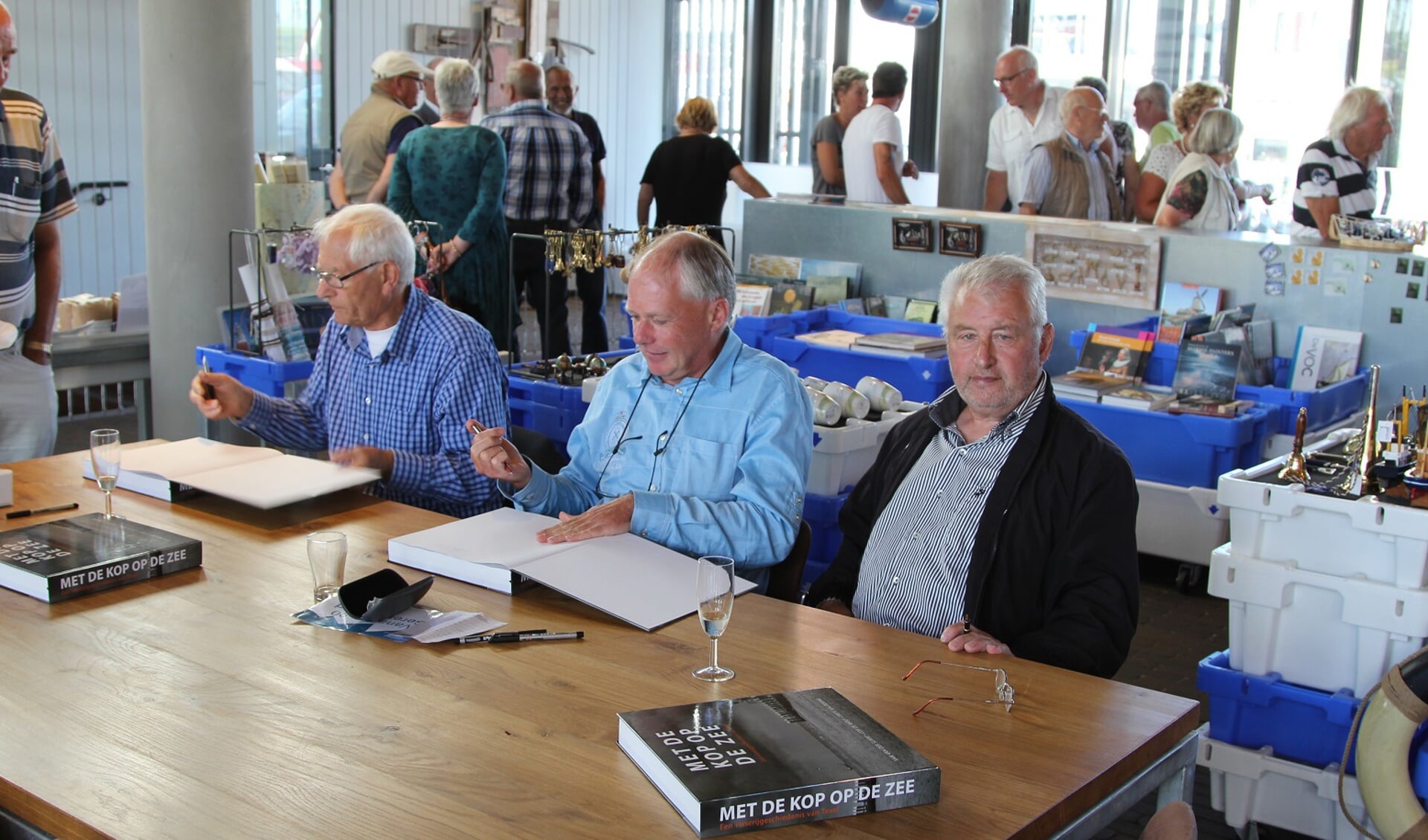 Cor de Wolf, Frits Aalderink en Sam van der Slikke signeren na afloop van de boekpresentatie in Kaap Skil