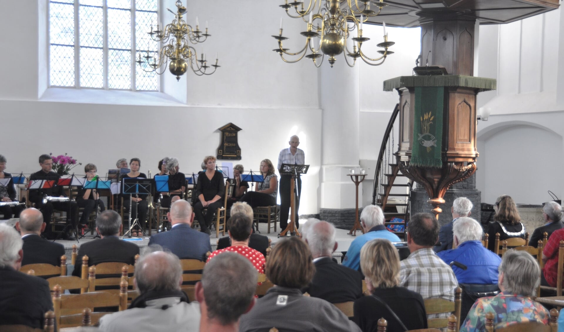 Aad Bakker aan het woord in de kerk aan de Binnenburg.