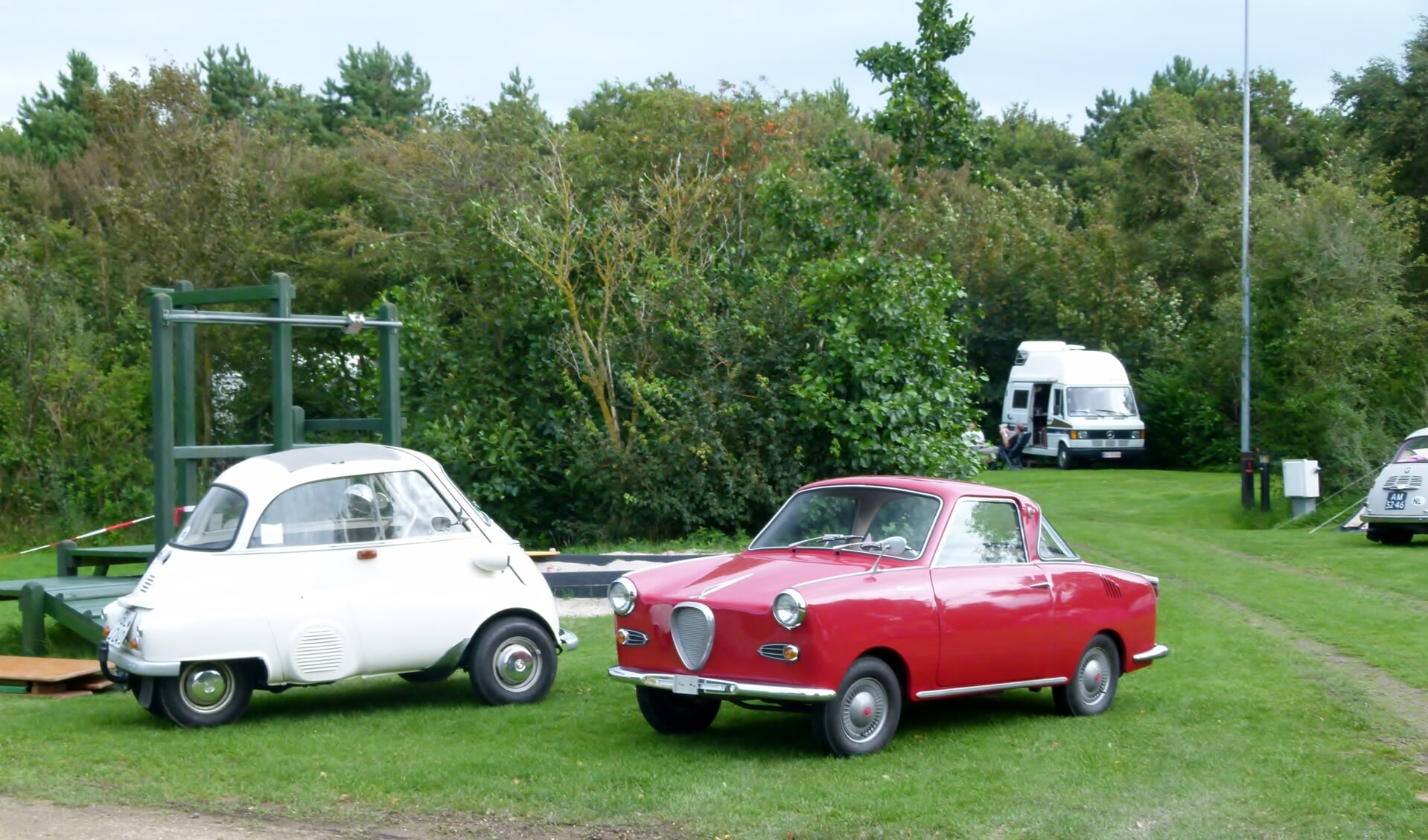 Dwergauto's op Texel. 
(Foto Henk Leyen)