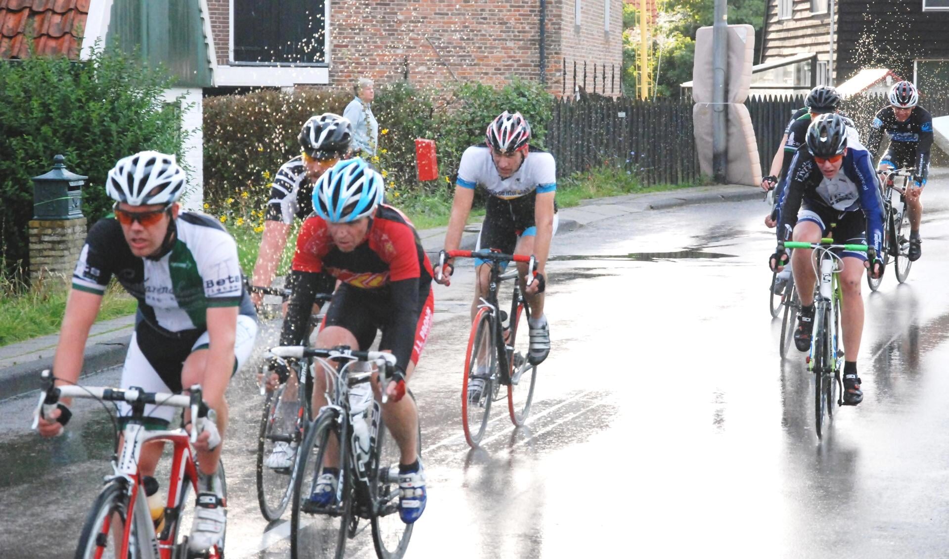 Jordy Vinke werd zaterdag winnaar van de teruggekeerde Ronde van Oudeschild. De wedstrijd werd verreden onder natte omstandigheden (foto Willem Sangers).