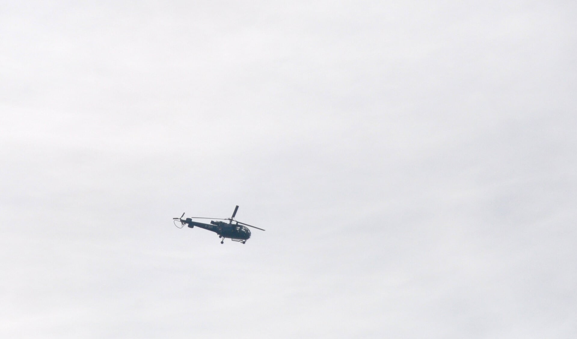 De helikopter die foto's maakt boven Texel.