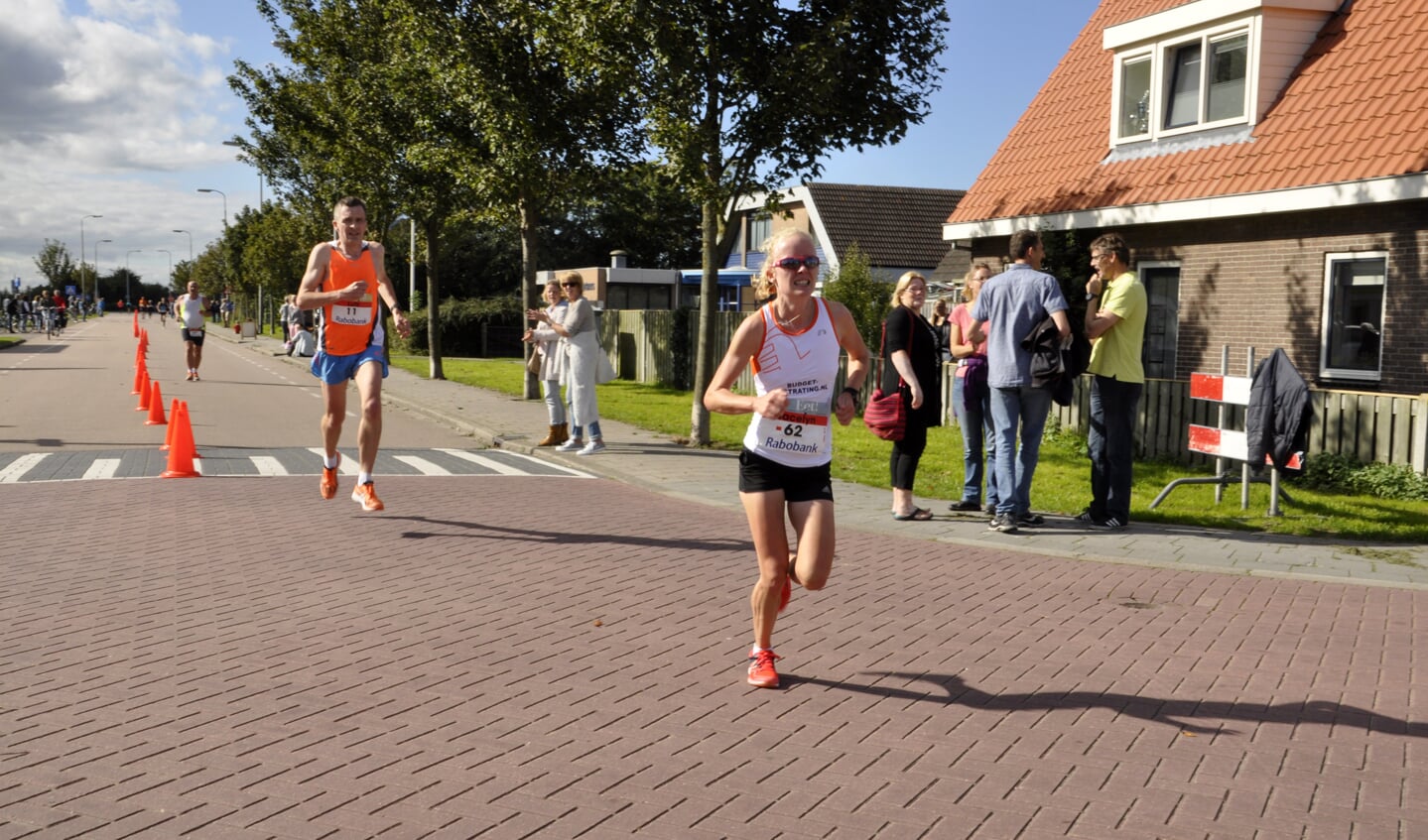 Veel dames bij de Texel Halve Marathon. (Foto Gerrit Verhoeven)