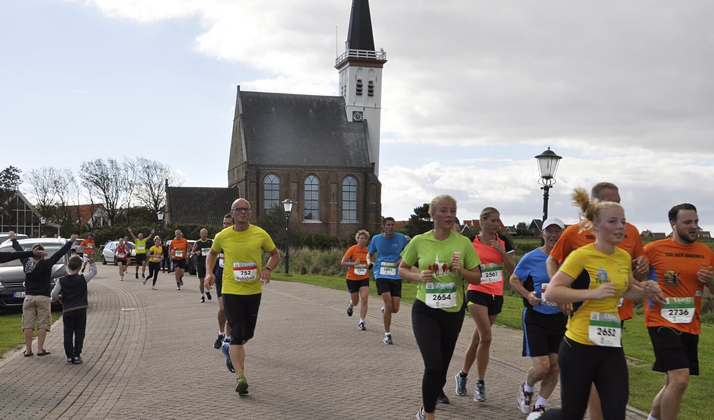 Het Hoornder kerkje als decor voor de Texel Halve Marathon. (Foto Gerrit Verhoeven)