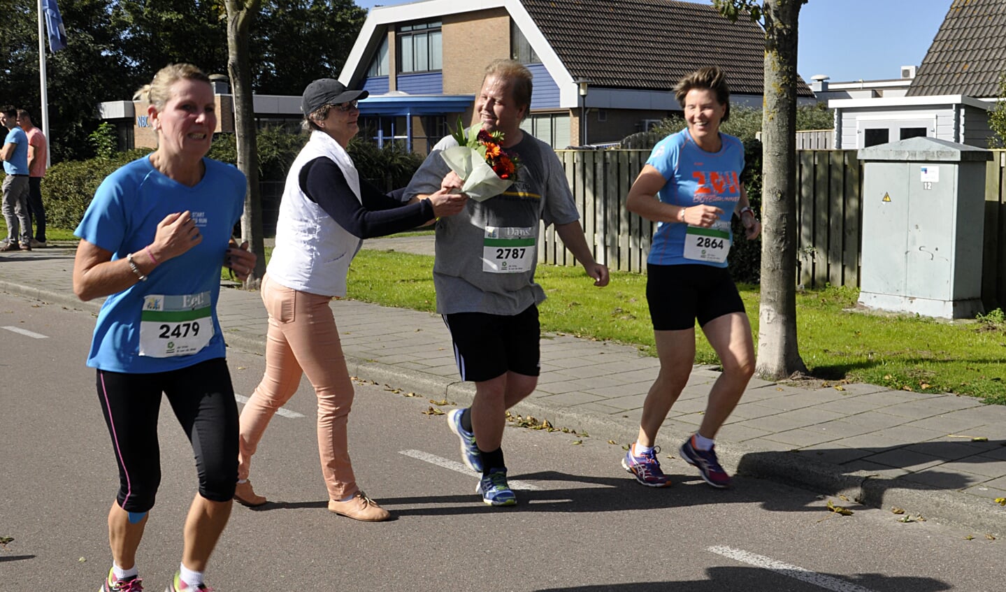 Bloemen voor TC-verslaggever Jeroen van Hattum, debuterend op de 10 km. (Foto Gerrit Verhoeven)