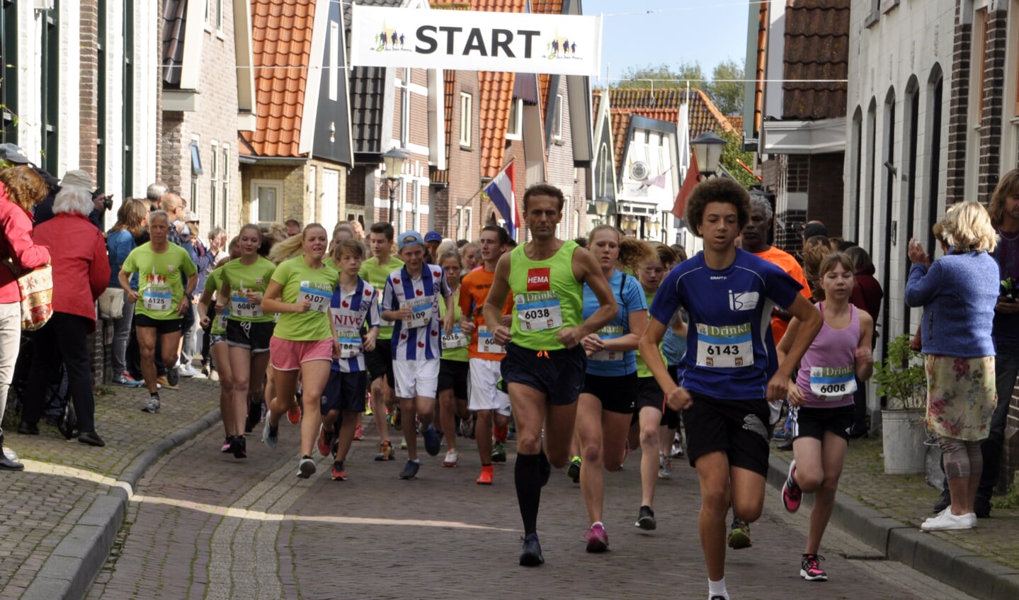 De start van de 6 km in Den Hoorn. (Foto Gerrit Verhoeven)