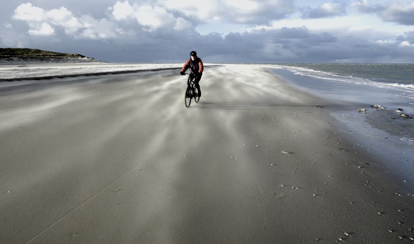 Eenzame fietser op winters strand bij paal 33." Foto: Jan Hovestreijdt uit Den Burg.