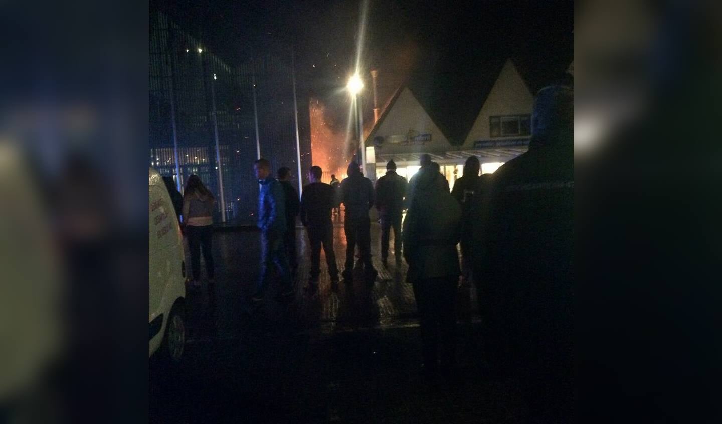 De brand trok veel bekijks. 
(Foto Linde Dijker)