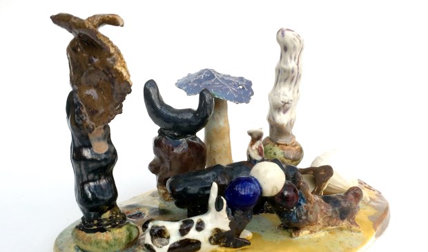Barbara Guldenaar: Eiland (keramiek 12 x 21 x 13 cm)
