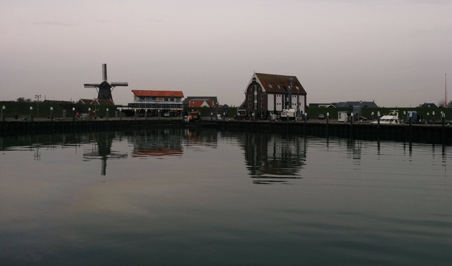 Gasolie in de haven na de lekkage op 31 maart. (Foto Archief Texelse Courant)