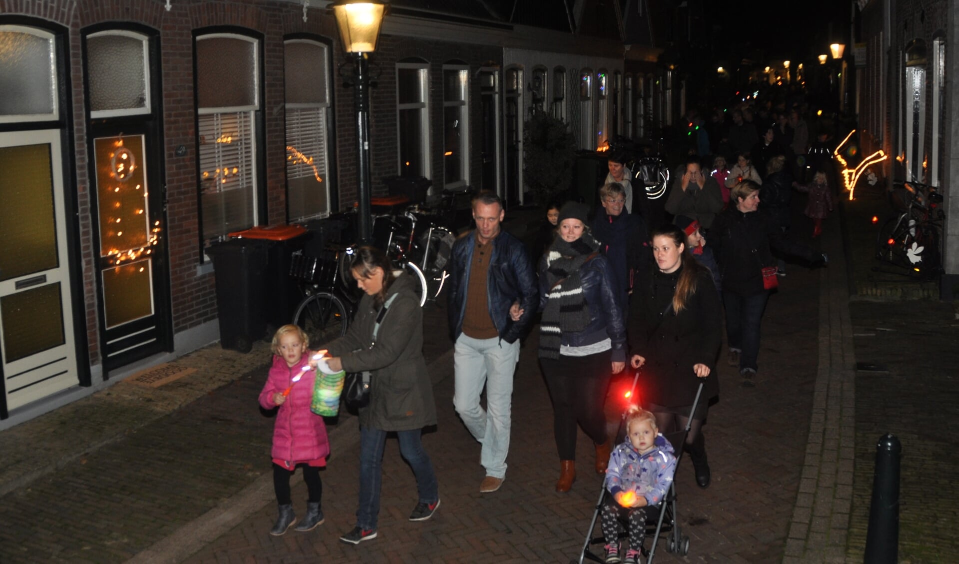 Lichtjeswandeling door de Warmoesstraat in Den Burg.