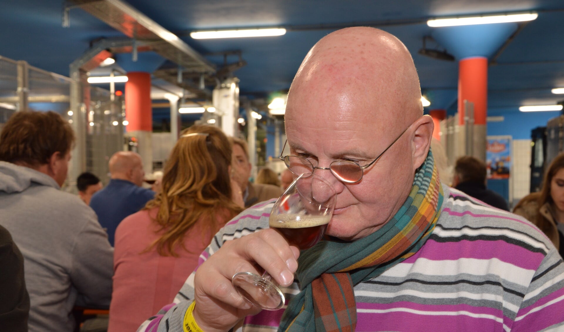 Ruiken en proeven in de Texelse Bierbrouwerij tijdens de verkiezing van Het Lekkerste Bockbier van Nederland 2016.