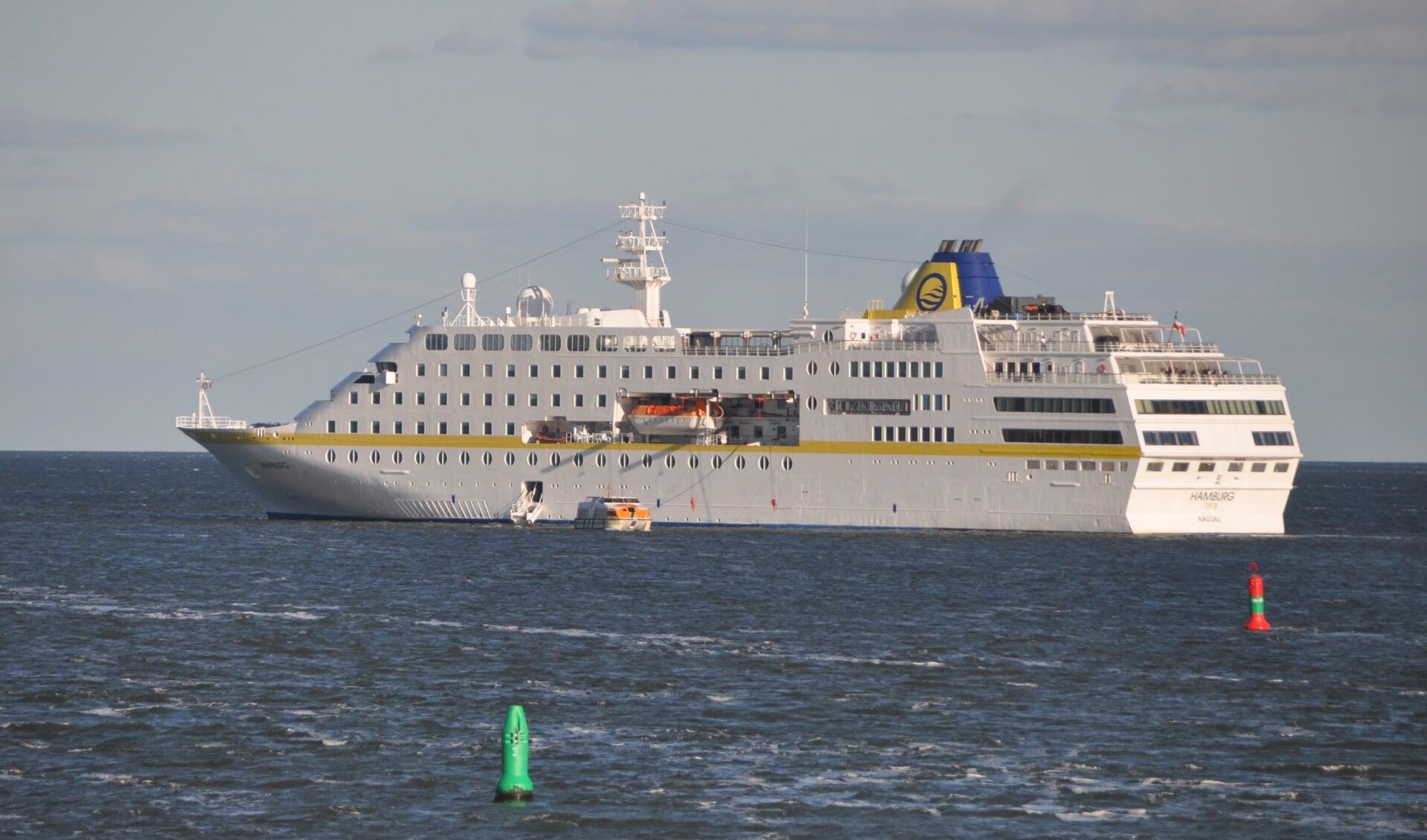 De Hamburg voor de kust van Oudeschild.