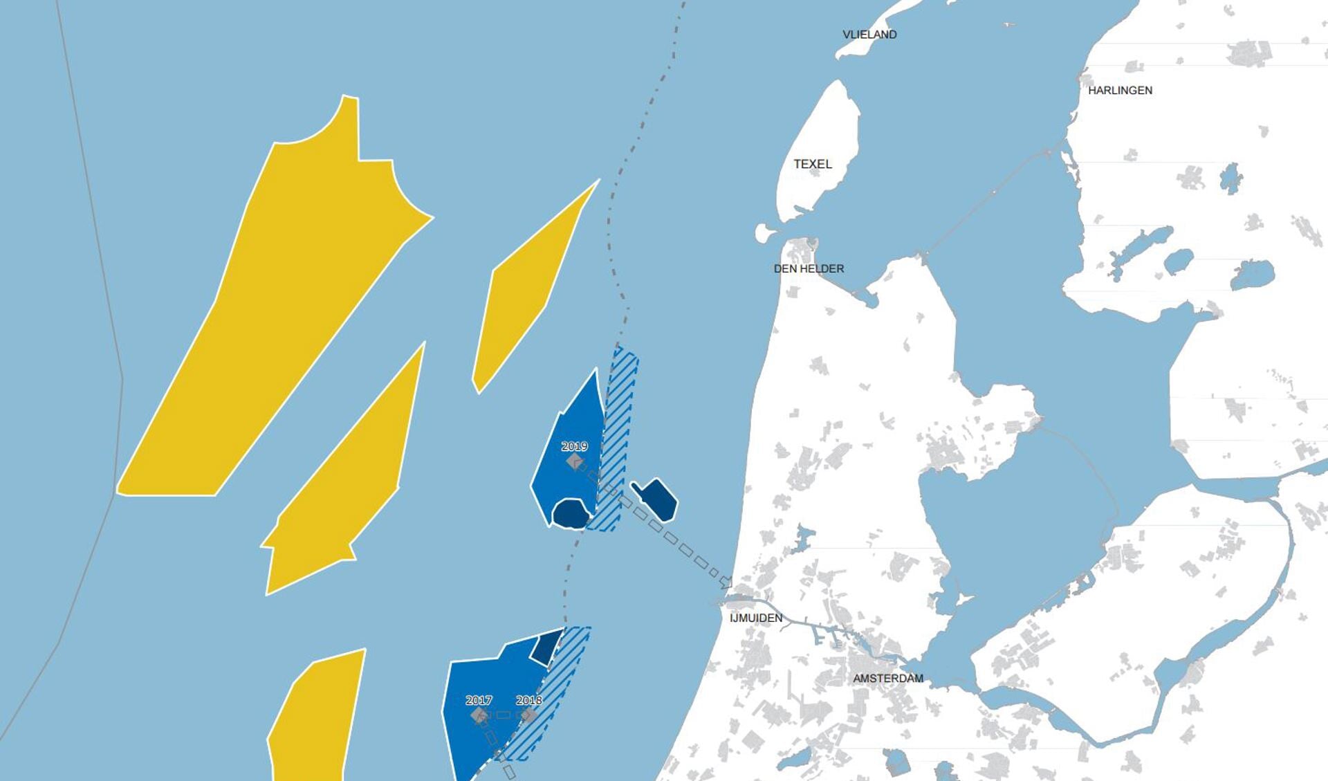 In het blauw twee gebieden die zijn aangewezen voor windmolens. Gearceerd twee gebieden die in beeld zijn om windmolens te plaatsen. (Afbeelding www.noordzeeloket.nl)