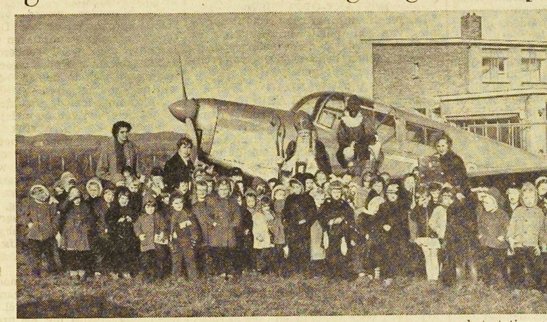 Sinterklaas komt per vliegtuig in 1956