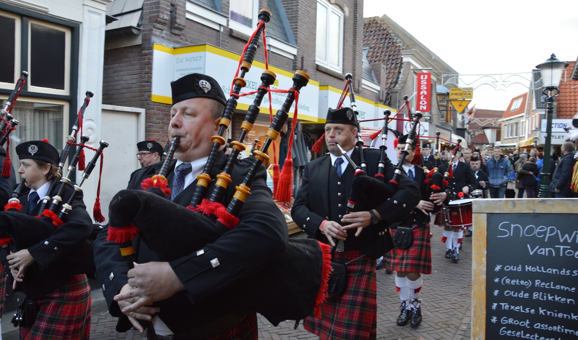 Doedelzakspelers van Saendistrict Pipes and Drums in de Weverstraat. 